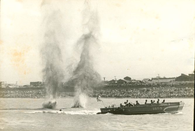 1970年代淡水河畔國慶日水中爆破表演