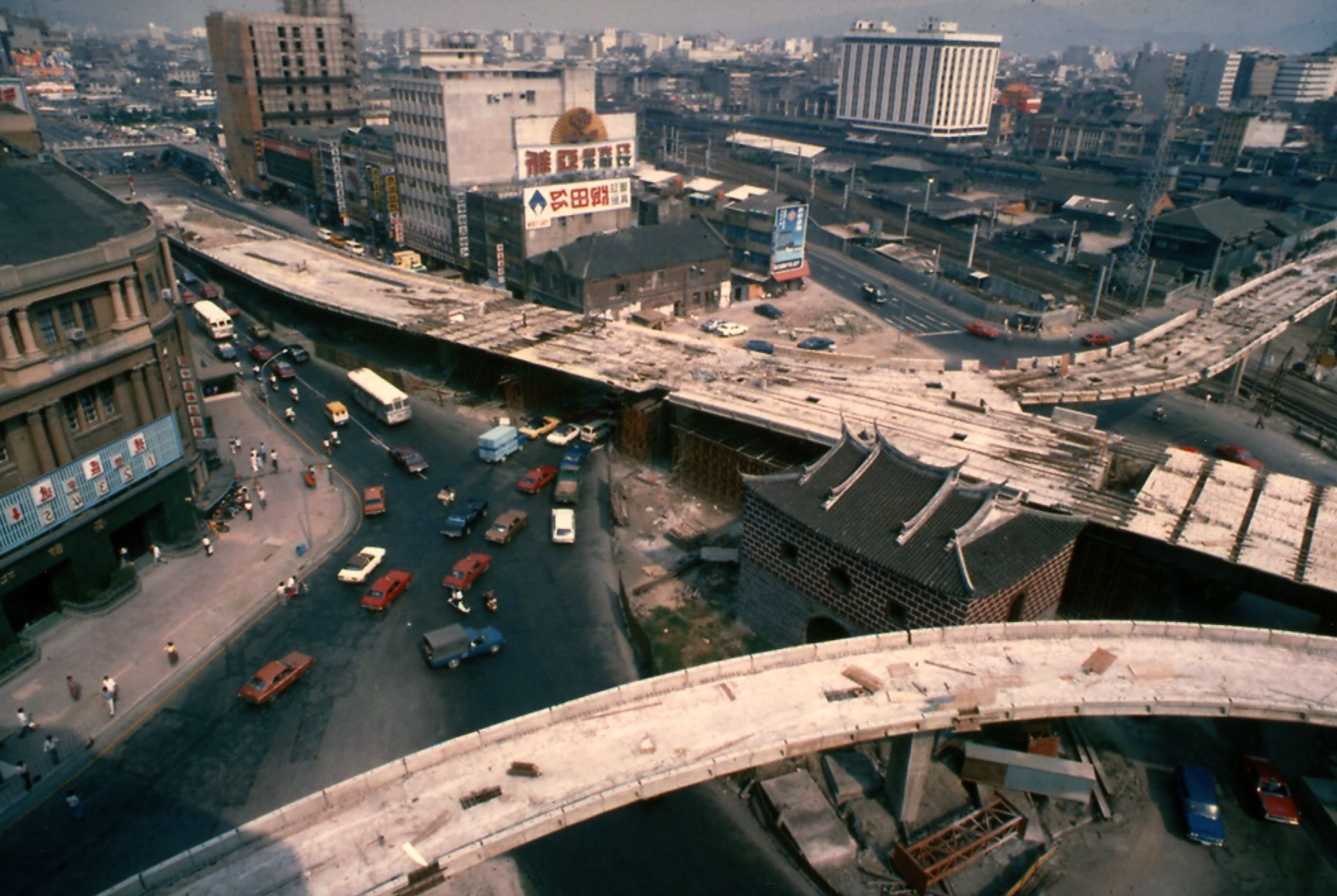 1978年正在興建的北門忠孝橋引道