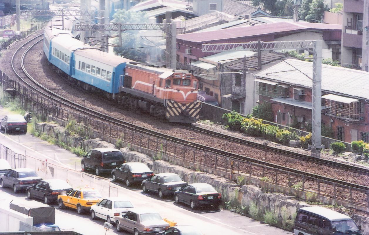 1980年代行駛過萬華的火車